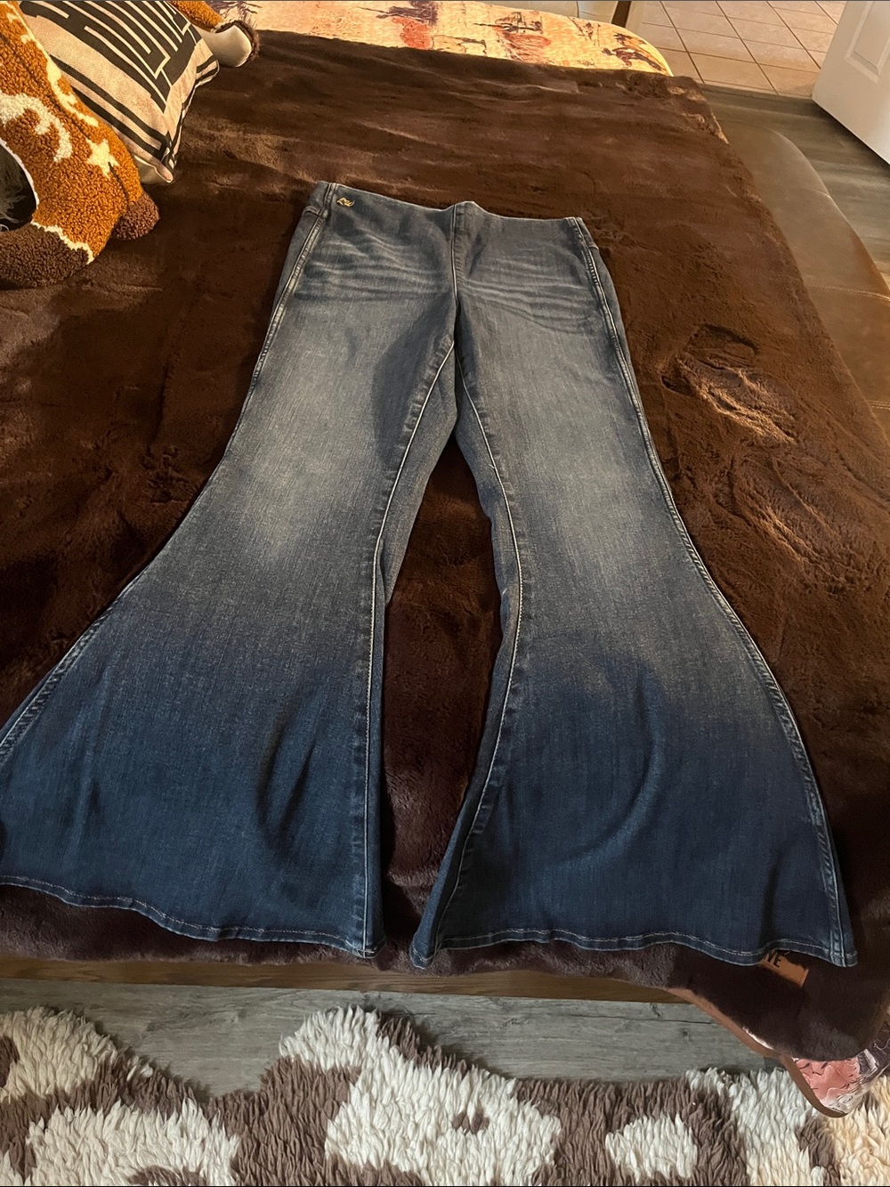 Wrangler X Lainey Wilson pull on flare jeans - Picture 11 of 14